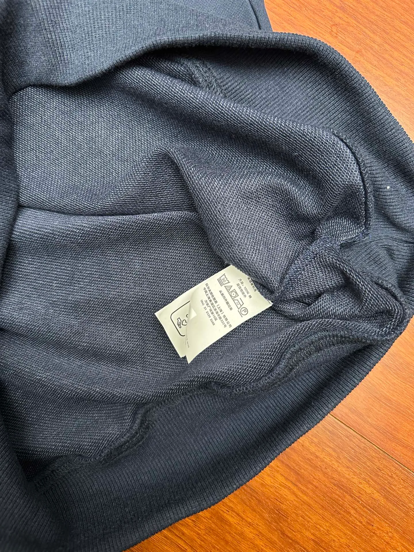P240 Ralph Lauren/Ralph Lauren classic pony logo jersey long-sleeved sweatshirt. Loose and lazy casual style design. The solid color base is simple and versatile, making it easy to control various styles. ‌The coat fabric is made of 60% cotton➕40% polyester, which not only retains the softness, comfort and breathability of cotton, but also adds the wear resistance and wrinkle resistance of polyester fiber, making the clothes more durable and easy to care for. Even in slightly cooler weather, you won't feel stuffy when wearing it. This kind of fabric has a natural crisp feel and is not easy to pill or deform. The large logo embroidery on the chest is full of color, full of three-dimensionality and lifelike. Designed in the same style for men and women, it is suitable for couples or family wear. It is both practical and beautiful. It is an indispensable and practical item in the wardrobe! Ralph Lauren's age-reducing items add a bit of liveliness and interest to the entire sweatshirt. There is no pressure to dress, regardless of age or gender. Complete accessories!  Color: Navy Size: S-xL